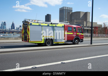 Feuerwehrauto Waterloo Brücke im Zentrum von London. Stockfoto