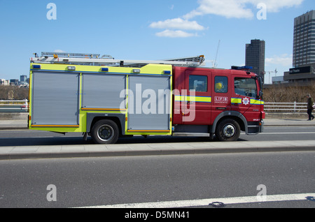 Feuerwehrauto Waterloo Brücke im Zentrum von London. Stockfoto