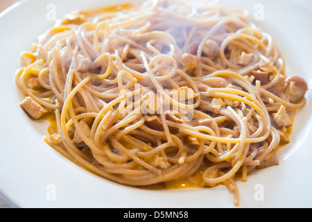 Aghetti (Pasta) Alla Carbonara mit Speck, Eiern, Käse und Pfeffer gemacht Stockfoto