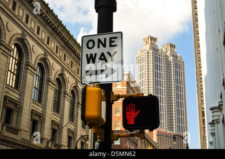 ein Weg-Zeichen mit Ampel vor der Skyline von atlanta Stockfoto