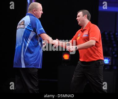 04.04.2013 Brighton, England.  Andy Hamilton gewinnt seinen Kampf gegen Wes Newton in Woche neun von der Premier League Darts aus The Brighton Centre. Stockfoto