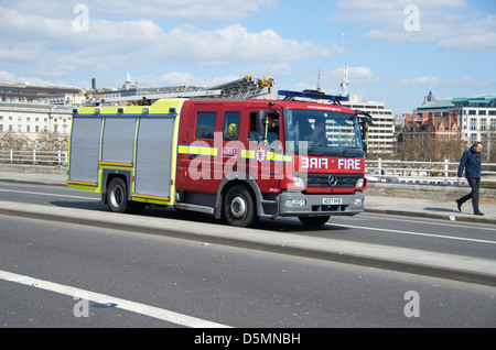 Feuerwehrauto Waterloo Brücke im Zentrum von London. Stockfoto