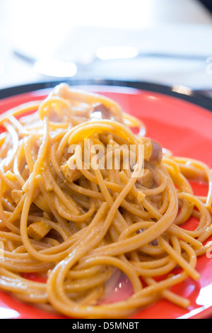 Aghetti (Pasta) Alla Carbonara mit Speck, Eiern, Käse und Pfeffer gemacht Stockfoto