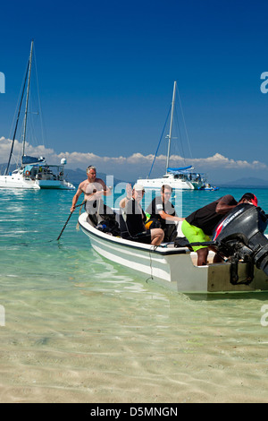 Madagaskar, Nosy Be, Nosy Tanikely Insel Taucher im Boot verlassen Hauptstrand Stockfoto