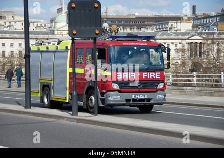 Feuerwehrauto Waterloo Brücke im Zentrum von London. Stockfoto