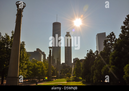 Skyline von Atlanta an einem Sommertag mit einem Abfackeln Sonne Stockfoto