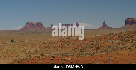 Blauer Himmel orange Boden Wüste Ansicht von Gouldings Lodge, Saddleback Mesa, Burg und großen indischen Buttes, Monument Valley, Utah Stockfoto