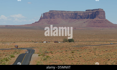 Blauer Himmelsblick vom Goulding Handelsposten, Eagle Mesa steigt grün orange Wüstenlandschaft, Monument Valley, Utah, USA Stockfoto