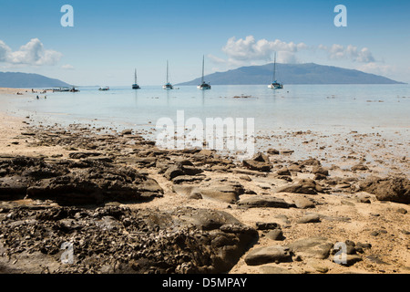 Insel Madagaskar, Nosy Be, Nosy Tanikely, Freizeitboote vertäut am Strand Stockfoto