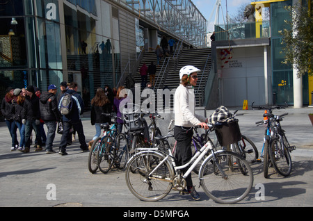 Frau treibt ein Fahrrad an der Southbank London England. Stockfoto