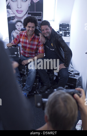 Haare und Make-Up Artist Boris Entrup und Friseur Wolfgang Zimmer bei einer Make-up und Hairstyling Probe für die Show von Anja Gockel Stockfoto