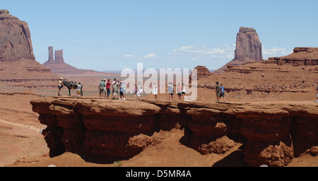 Blau Blick in den Himmel, um Merrick Butte & Osten Fäustling, Touristen stehen Cowboy Pferd, John Ford Point, Monument Valley, Arizona, USA Stockfoto