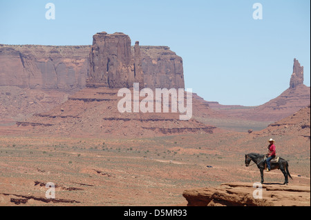 Blau Blick in den Himmel, in Richtung West Mitten Butte, Navajo Cowboy sitzt Rappe, John Ford Point, Monument Valley, Arizona, USA Stockfoto