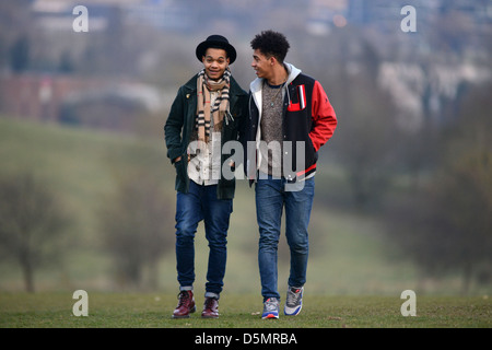 Jordan und Harley von Rizzle Kicks in Stanmer Park, Brighton, East Sussex, UK abgebildet. Stockfoto