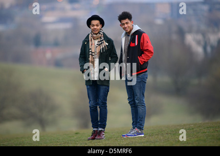 Jordan und Harley von Rizzle Kicks in Stanmer Park, Brighton, East Sussex, UK abgebildet. Stockfoto