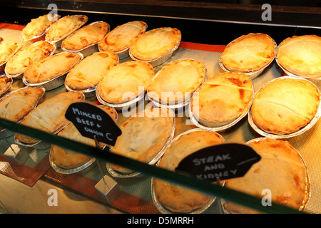 Eine Kellnerin im Bild, halten eine Torte in einem Café Pie Gesellschaft in Brighton, East Sussex, UK. Stockfoto