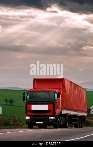 den roten Lkw unterwegs Stockfoto