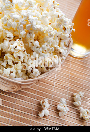 knusprige Popcorn im Weidenkorb Stockfoto
