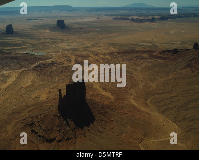 Antenne-ariden anzeigen West Mitten Butte, View Hotel, Mitchell Butte, Grey Whiskers Butte, Navajo Mountain, Monument Valley, Arizona Stockfoto