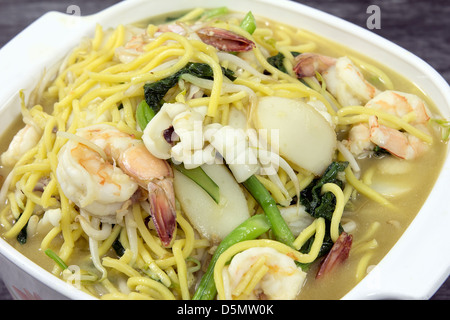 Hokkien mir Stir Fry gelbe Nudeln mit Garnelen Tintenfische Fishcake und grünes Gemüse Top View Closeup Stockfoto