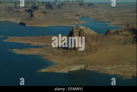 Luftaufnahme, Richtung Gesicht Bay und Rainbow Plateau Gewässer Dominguez Butte steigt Wüstenlandschaft über Blue Lake Powell in Utah Stockfoto