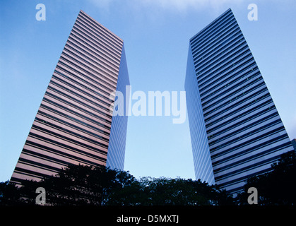 zwei Gebäude erheben sich über Raffles Center in Singapur Stockfoto