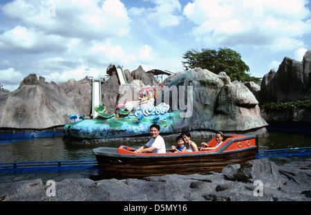 Familie genießt eine Fahrt in einem Boot in Haw Par Villa Vergnügungspark in Sentosa Singapur Stockfoto