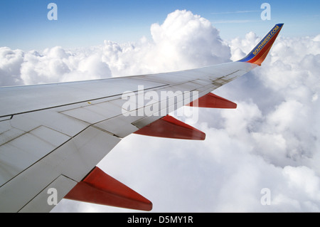 Blick aus Fenster von Southwest Airlines Flügel und Wolken Stockfoto