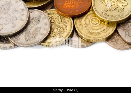 Eine Kante von einem Haufen von verbreiteten britischen Münzen mit weißen textfreiraum an der Unterseite für Text oder Grafiken. Stockfoto