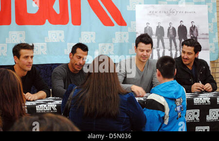 Joey McIntyre (l-R), Danny Wood, Jordan Knight und Jonathan Knight von amerikanischen Boyband New Kids auf dem Block Schild Autogramme an "J & R Musik und Computer-Welt" in New York, New York, USA, 2. April 2013. 25 Jahre nach Ther Debüt traf veröffentlicht NKOTB ein neues Album. Foto: CASPAR TOBIAS SCHLENK Stockfoto