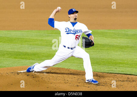 03.04.2013., California, USA.  Los Angeles Schwindler Krug ab Stellplätze Josh Beckett (61) während der Major League Baseball-Spiel zwischen den Los Angeles Dodgers und den San Francisco Giants im Dodger Stadium in Los Angels, CA. Die Riesen besiegt die Dodgers 5-3. Stockfoto