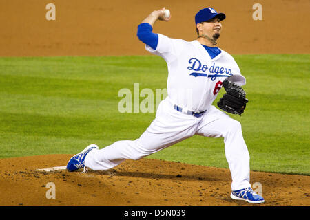 03.04.2013., California, USA.  Los Angeles Schwindler Krug ab Stellplätze Josh Beckett (61) während der Major League Baseball-Spiel zwischen den Los Angeles Dodgers und den San Francisco Giants im Dodger Stadium in Los Angels, CA. Die Riesen besiegt die Dodgers 5-3. Stockfoto