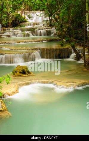 Wasserfall im Nationalpark, Provinz Kanchanaburi, Thailand. Stockfoto