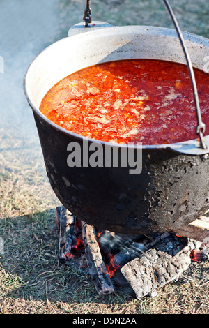 ungarische Suppe in gusseisernen Kessel Stockfoto