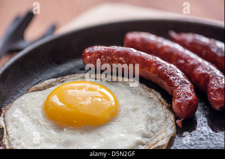 Frühstück mit Eiern und Wurst Stockfoto