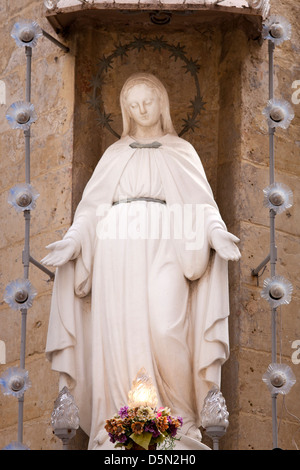 Statue der Jungfrau Maria an einem Gebäude in Valletta, Malta Stockfoto