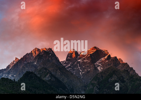 Rosa Schönheit Sonnenuntergang am Himalaya Gebirge Stockfoto