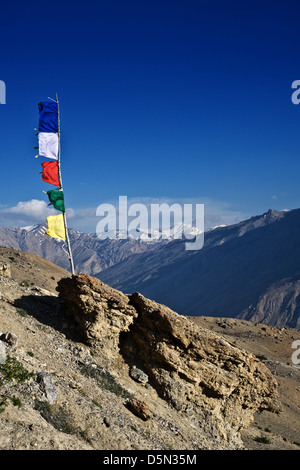 tibetische Flaggen mit Mantra auf Himmelshintergrund Stockfoto