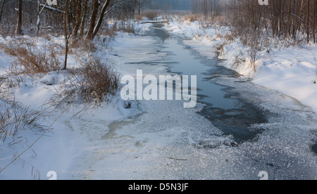 Verschneite teilweise zugefrorenen Fluss in Morgen Kreuzung Anliegerstaaten stand Stockfoto