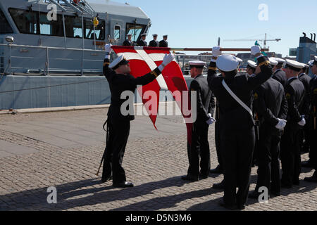 Kopenhagen, Dänemark. 4. April 2013. Kadetten der Royal Danish Naval Academy-Rolle der Marine Flagge nach einer Parade durch Kopenhagen bevor die Flagge an Bord der naval Training vorgeführt wird Schiff Alholm am Amaliehaven Kai um den Beginn einer neuen Segelsaison. Bildnachweis: Niels Quist / Alamy Live News Stockfoto