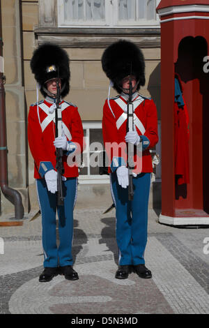 Kopenhagen, Dänemark. 4. April 2013. Royal Life Guards: Kadetten und Offizieren an der Royal Danish Naval Academy begleitet von den spielen und singen königliche dänische Marine Band-Parade "Flagge an Bord" durch Copenhagen.The, die Parade auf dem Schloss Amalienborg in Kopenhagen durch die königliche Leibgarde in Full Dress uniform begrüßt wird. Vielleicht besuchen mehr wegen eines laufenden Beamten des finnischen Präsidenten.  Bildnachweis: Niels Quist / Alamy Live News Stockfoto