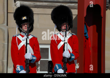 Kopenhagen, Dänemark. 4. April 2013. Royal Life Guards: Kadetten und Offizieren an der Royal Danish Naval Academy begleitet von den spielen und singen königliche dänische Marine Band-Parade "Flagge an Bord" durch Copenhagen.The, die Parade auf dem Schloss Amalienborg in Kopenhagen durch die königliche Leibgarde in Full Dress uniform begrüßt wird. Vielleicht besuchen mehr wegen eines laufenden Beamten des finnischen Präsidenten.  Bildnachweis: Niels Quist / Alamy Live News Stockfoto