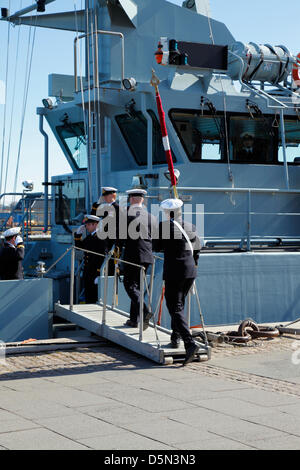 Kopenhagen, Dänemark. 4. April 2013. Kadetten der Royal Danish Naval Academy-Parade die Flagge an Bord der naval Training Schiff Alholm nach der traditionellen "Flagge an Bord"-Parade durch die Stadt, um den Beginn der neuen Segelsaison. Bildnachweis: Niels Quist / Alamy Live News Stockfoto