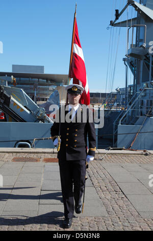 Kopenhagen, Dänemark. 4. April 2013. Kadetten an der Royal Danish Naval Academy während ihrer "Flagge an Bord" Parade vor den zwei naval Training Schiffe, Ertholm und Alholm am Amaliehaven Quay im Hafen von Kopenhagen. Bildnachweis: Niels Quist / Alamy Live News Stockfoto