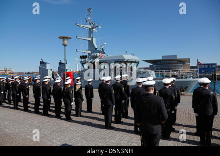 Kopenhagen, Dänemark. 4. April 2013. Kadetten an der Royal Danish Naval Academy begleitet durch die königliche dänische Marine Band auf dem Kai am Amaliehaven für den Festakt "Flagge an Bord" nach der Parade durch die Stadt Kopenhagen. Die Königliche Oper ist im Hintergrund. Bildnachweis: Niels Quist / Alamy Live News Stockfoto