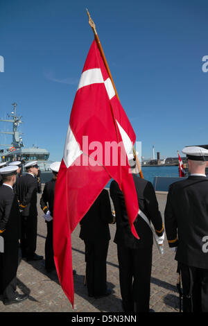 Kopenhagen, Dänemark. 4. April 2013. Kadetten und Fahnenträger an der Royal Danish Naval Academy in Kopenhagen bei der offiziellen "Flagge an Bord" Parade vor die beiden Schiffe der Marine Training: Alholm und Ertholm am Amaliehaven Quay, markieren den Beginn der Segelsaison. Bildnachweis: Niels Quist / Alamy Live News Stockfoto