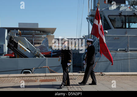 Kopenhagen, Dänemark. 4. April 2013. Die "Flagge an Bord" Parade durch die Kadetten an der Royal Danish Naval Academy vor die beiden naval Training Schiffe, Alholm und Ertholm am Amaliehaven Quay im Hafen von Kopenhagen. Das Royal Opera House im Hintergrund. Bildnachweis: Niels Quist / Alamy Live News Stockfoto