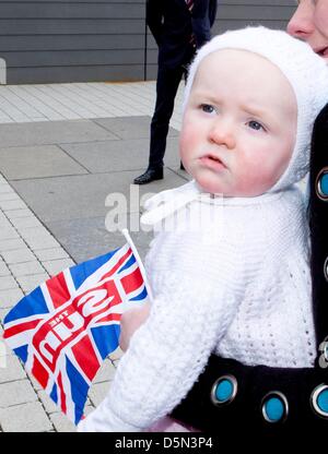 Glasgow, Schottland, 4. April 2013. Acht Monate alten Babygirl wartet das Königspaar - der Herzog und Herzogin von Cambridge - an der Donald Dewar Leisure Centre in Drumchapel, Heidi. Prinz William und Herzogin Kate besuchten das Zentrum um eine neue schottische Projektstart für ihre Stiftung, Glasgow 04.04.2013 Foto: RPE-Albert Nieboer / Niederlande, Stockfoto