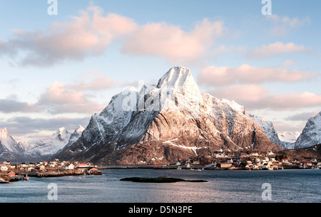 Blick nach Norden auf Reine Hafen in Richtung Olstind auf den Lofoten-Inseln Stockfoto