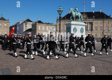 Kopenhagen, Dänemark. 4. April 2013. Kadetten der Royal Danish Naval Academy, begleitet von den spielen und singen königliche dänische Marine Band sind die Amalienborg Palace Square während ihrer "Flagge an Bord" Parade durch Kopenhagen, den Beginn einer neuen Segelsaison übergeben. Bildnachweis: Niels Quist / Alamy Live News Stockfoto